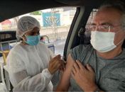 Ao se vacinar contra a Covid-19, Renan Calheiros diz que "entre a crença e a ciência, a ciência"