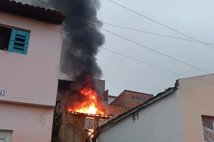 Morador tem 50% do corpo queimado após casa incendiar em Santana do Ipanema