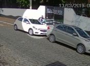 Momento em que os assassinos chegam em um carro alugado na escola Raul Brasil.