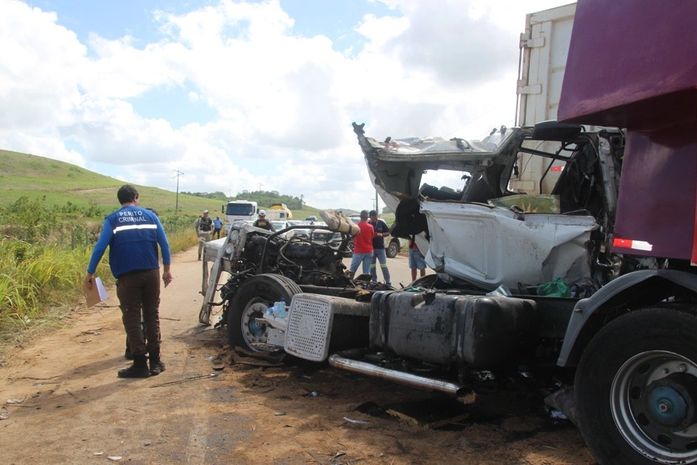 Travamento de rodas provocou colisão entre caminhão e trio-elétrico na AL-105, aponta perícia