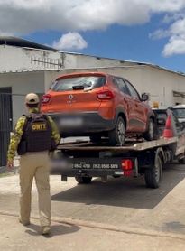 Carro abandonado na Ponta Verde é recuperado pelo DMTT com registro de roubo e furto