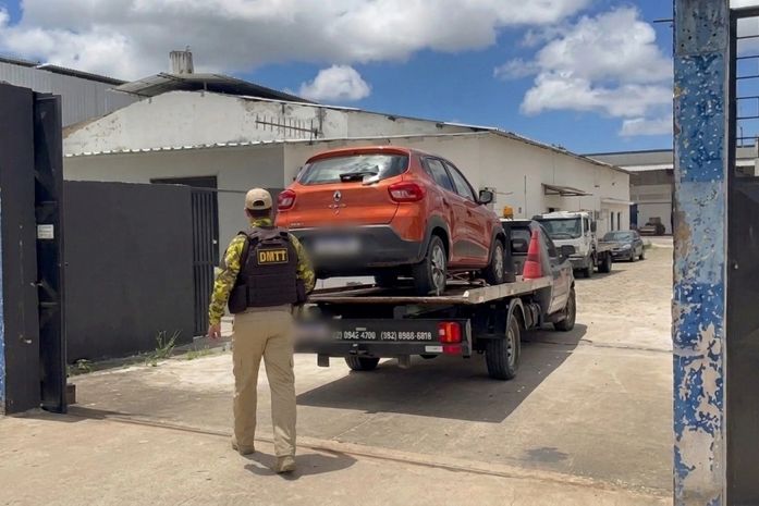 Carro abandonado na Ponta Verde é recuperado pelo DMTT com registro de roubo e furto