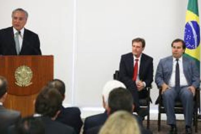 Temer sanciona lei que torna crime hediondo o porte de arma de uso restrito