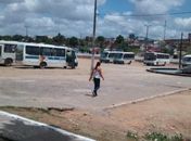 Abandonada, praça de Arapiraca transformou-se em estacionamento para ônibus