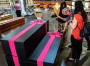 Caixões inspirados em 'Round 6' são tendência em feira funerária 