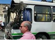 Vídeos: ônibus da Veleiro colide com VLT no Centro de Maceió