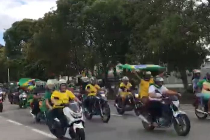 Junto com apoiadores, Jair Bolsonaro 
cruza Maceió em motociata; veja vídeo 