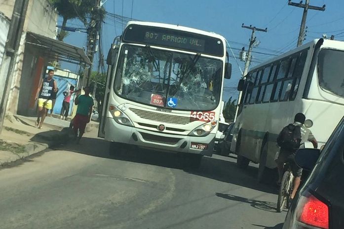 Ônibus são depredados durante protesto no Benedito Bentes; veja vídeos