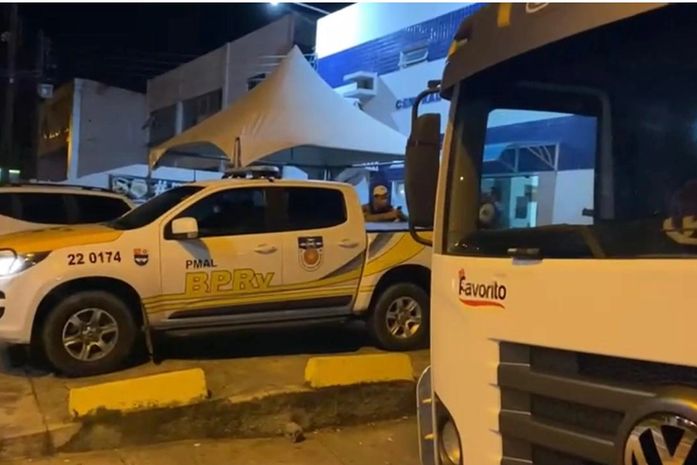 Polícia prende motorista em flagrante por transporte irregular de 5 toneladas de frios 