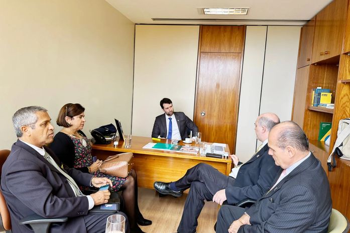Daniel Barbosa debate universalização do acesso ao transporte de estudantes, durante encontro com reitor da Ufal