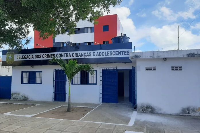 Suspeito de abusar da própria filha se entrega à polícia em Maceió