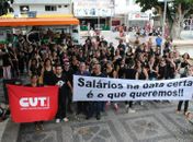 Com salários atrasados servidores realizam protesto o Centro Administrativo em Arapiraca 