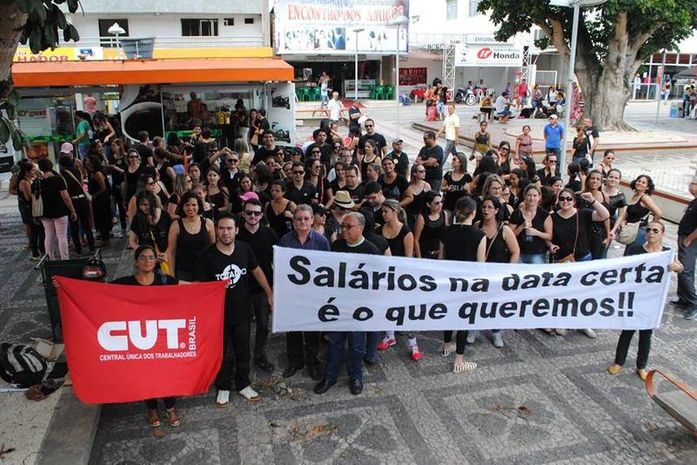 Com salários atrasados servidores realizam protesto o Centro Administrativo em Arapiraca