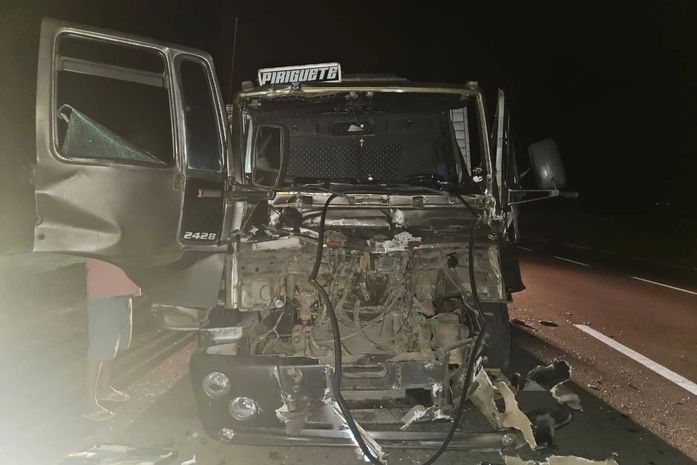 Colisão entre carro e caminhão deixa duas vítimas, na BR-101