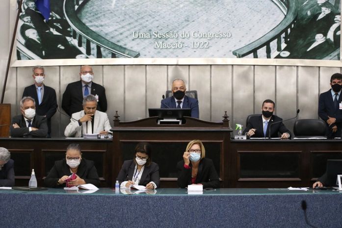 Deputados realizam sessão nesta segunda-feira para analisar projetos para servidores públicos