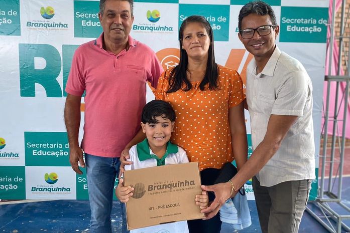 Prefeitura de Branquinha entrega mais de 3 mil kits escolares aos alunos e professores