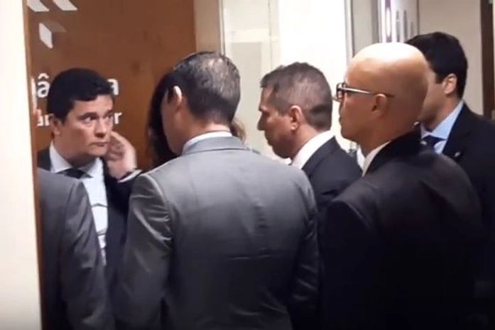 Briga entre deputados interrompe CCJ da Câmara com presença de Moro