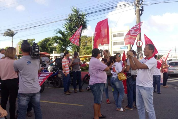 Servidores protestam na Fernandes Lima