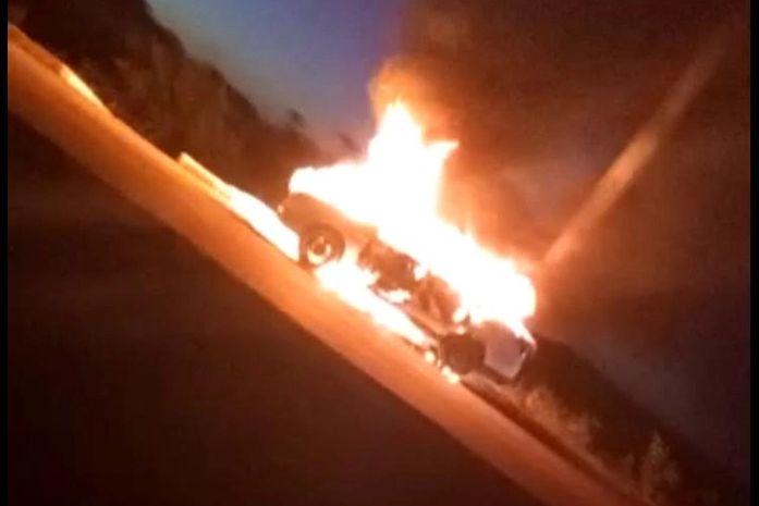 Carro pega fogo em trecho da AL-105 em Maceió