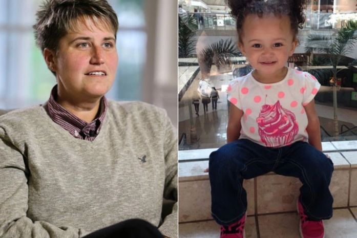 Jennifer Cramblett e a filha Payton, que nasceu de inseminação artificial com o sêmen de um doador negro