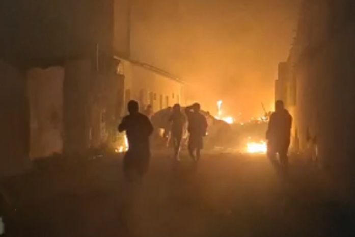 Incêndio em depósito clandestino de fogos de artifício atinge residências em Arapiraca; vídeo