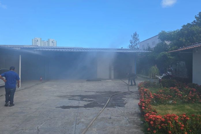 Incêndio atinge loja de materiais hospitalares e funcionário é socorrido após inalar fumaça, na Pitanguinha