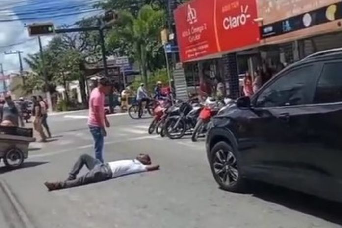 Vídeo: Em "protesto", homem deita no meio da via para conseguir ajuda para pagar conserto de celular