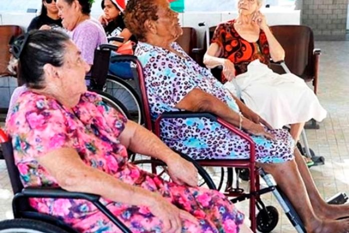 Senhorinhas de abrigos em Maceió receberam fraldas e material de higiene