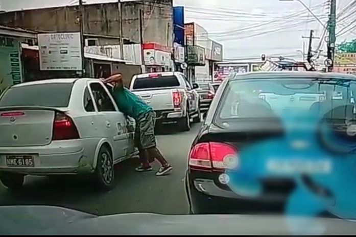 Taxista é esfaqueado dentro de veículo em Maceió