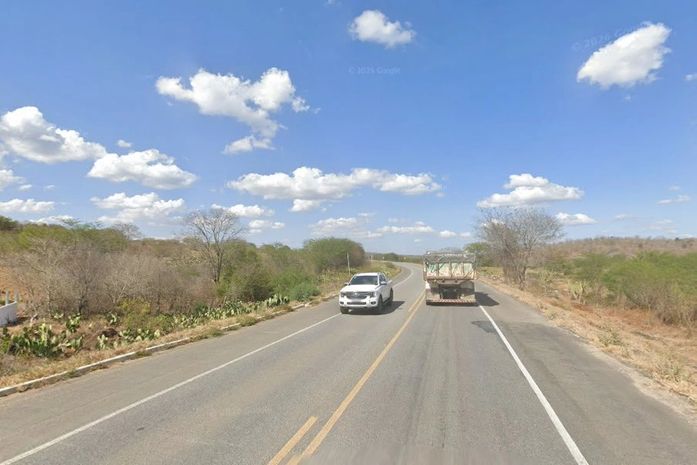 Colisão entre caminhão e carro deixa três feridos na BR-104, em São José da Laje