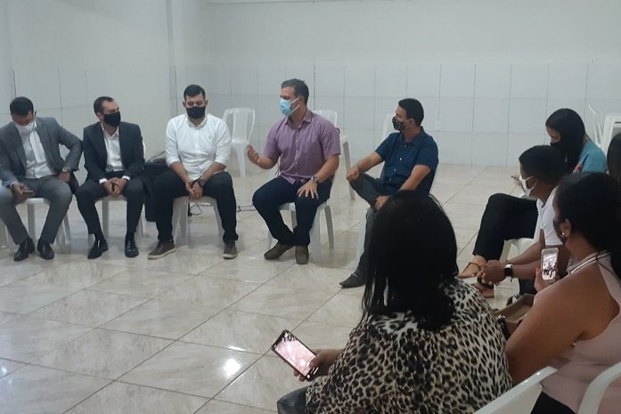 Pré-candidato a prefeito de Coruripe, Maykon Beltrão ouve reivindicações de agentes