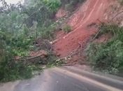 Vídeo: Devido às fortes chuvas, barreira desliza na BR-316, em Atalaia