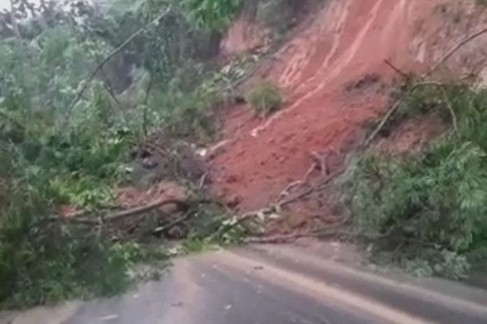 Vídeo: Devido às fortes chuvas, barreira desliza na BR-316, em Atalaia
