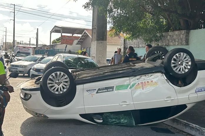 Motorista e dois passageiros ficam feridos após táxi capotar em Maceió; assista ao vídeo