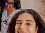 Esta ativista, Arísia Barros  conheceu  Llari, uma cantora linda, performática e sonora!