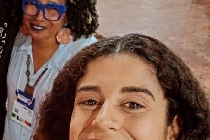 Esta ativista, Arísia Barros conheceu Llari, uma cantora linda, performática e sonora!