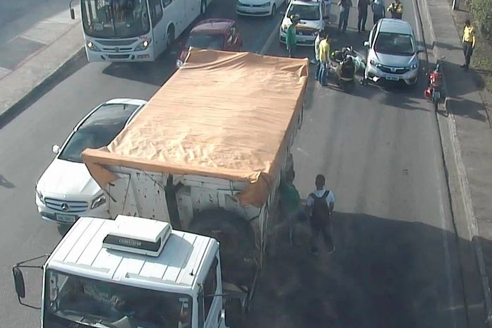 Irmãos são atropelados por caçamba após colisão na Fernandes Lima