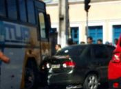 Ônibus escolar atingiu carro e secretaria 