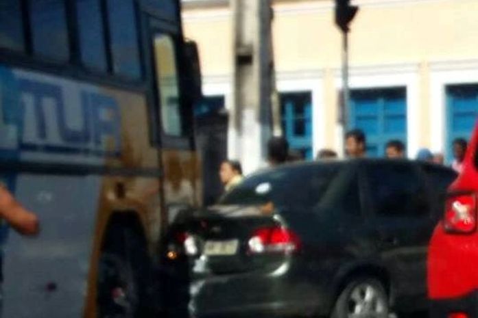 Ônibus escolar atingiu carro e secretaria