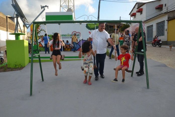 Prefeito George Clemente entregou praça , pavimentação, Clínica da Mulher e ginásio poliesportivo