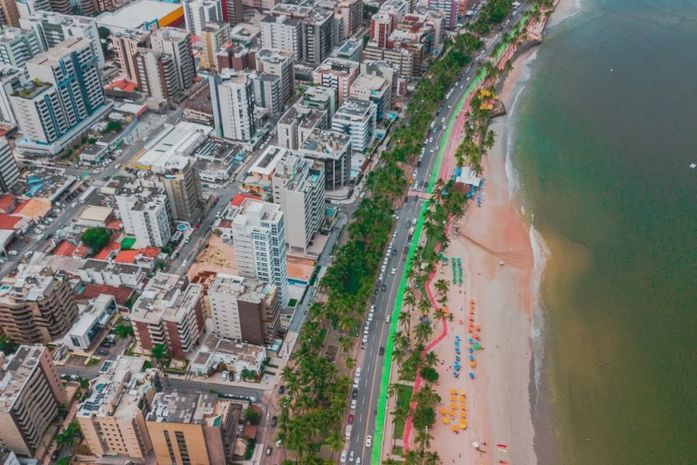 Faixa verde: novo espaço é destinado para pedestre andar e praticar atividades físicas na Ponta Verde