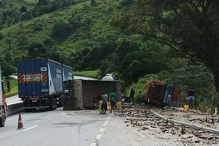 Caminhão é saqueado em Flexeiras 
