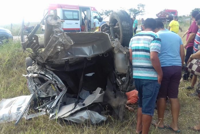 Colisão entre carro e caminhão deixa duas pessoas feridas em Traipu