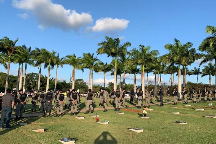 Comoção e homenagens marcam sepultamento de policial arapiraquense
