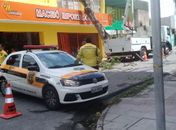 Rua foi interditada para retirada da árvore