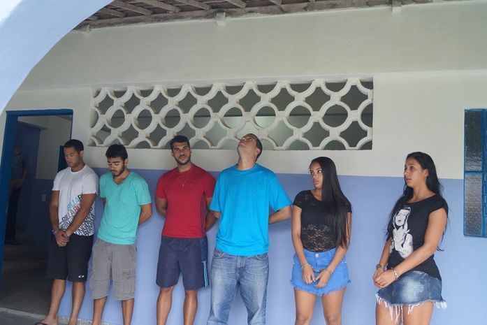 Jovens presos com drogas e estimulantes sexuais