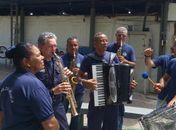 Bloco Quem Vai é o Guarda desfila na Pajuçara