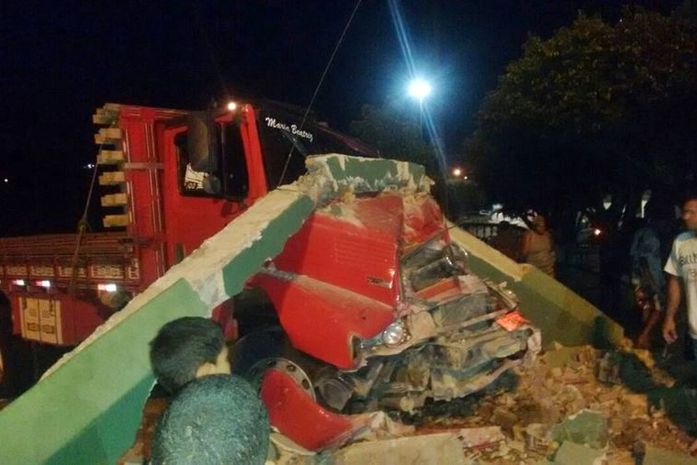 Caminhão invade e destrói praça em São Miguel dos Campos