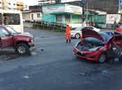 Colisão envolveu dois carros na Avenida Menino Marcelo