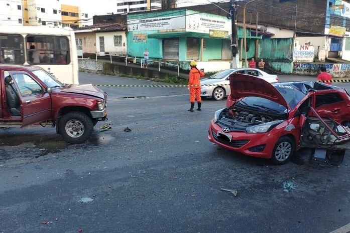 Colisão envolveu dois carros na Avenida Menino Marcelo